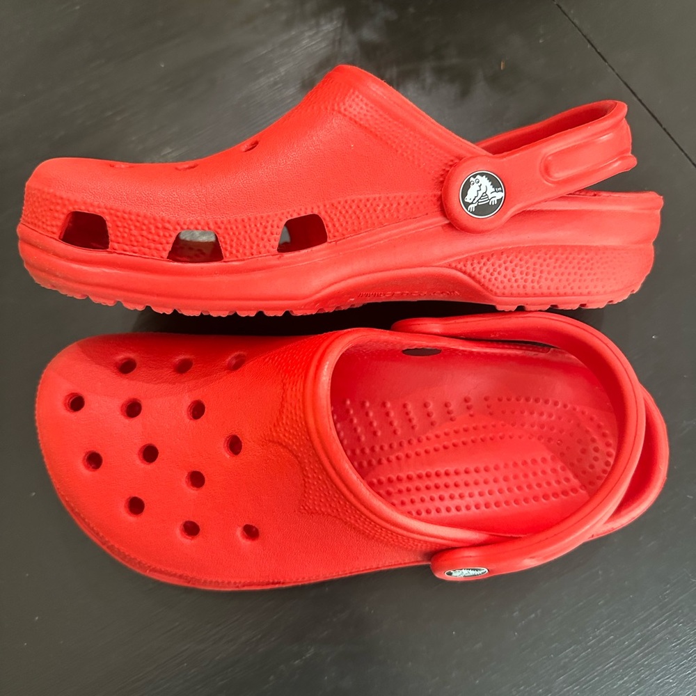 Red crocs - Picture 2 of 14